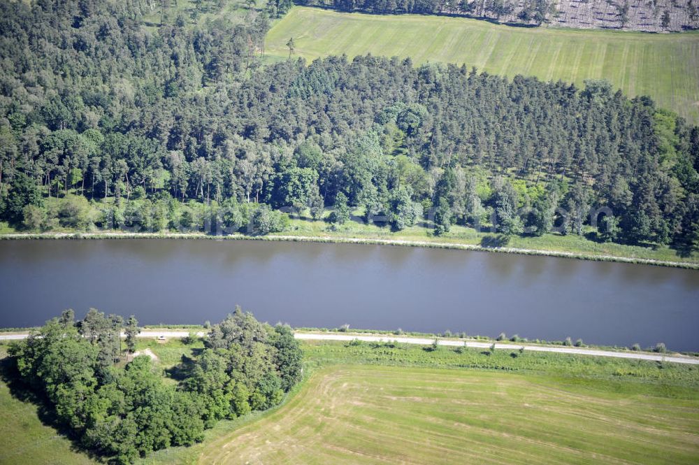 Aerial photograph Genthin - Blick über den Elbe-Havel-Kanal von Süd nach Nord. Flussverlauf von Seedorf über Genthin bis Kader Schleuse. View over the Elbe-Havel-Canal from south to north.