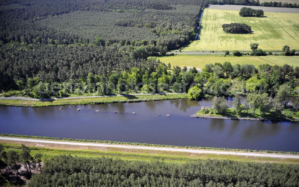 Genthin from the bird's eye view: Blick über den Elbe-Havel-Kanal von Nord nach Süd. Flussverlauf von Kader Schleuse über Genthin bis Seedorf. View over the Elbe-Havel-Canal from north to south.