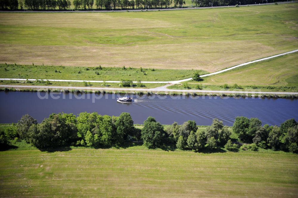 Aerial photograph Genthin - Blick über den Elbe-Havel-Kanal von Nord nach Süd. Flussverlauf von Kader Schleuse über Genthin bis Seedorf. View over the Elbe-Havel-Canal from north to south.