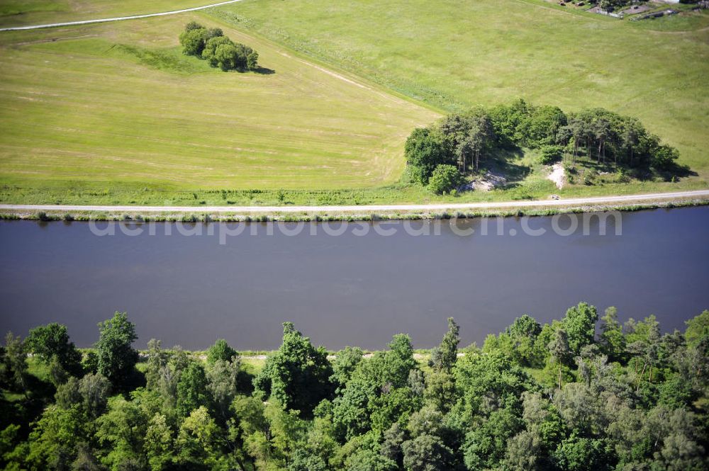 Aerial image Genthin - Blick über den Elbe-Havel-Kanal von Nord nach Süd. Flussverlauf von Kader Schleuse über Genthin bis Seedorf. View over the Elbe-Havel-Canal from north to south.