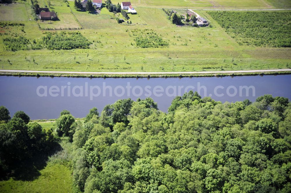 Aerial image Genthin - Blick über den Elbe-Havel-Kanal von Nord nach Süd. Flussverlauf von Kader Schleuse über Genthin bis Seedorf. View over the Elbe-Havel-Canal from north to south.