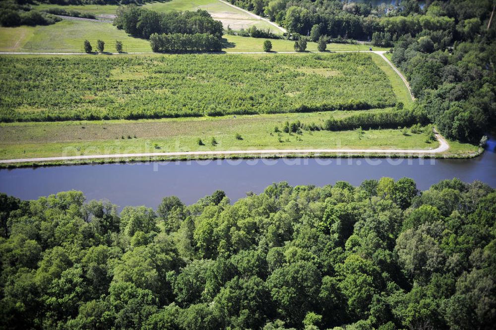 Genthin from above - Blick über den Elbe-Havel-Kanal von Nord nach Süd. Flussverlauf von Kader Schleuse über Genthin bis Seedorf. View over the Elbe-Havel-Canal from north to south.