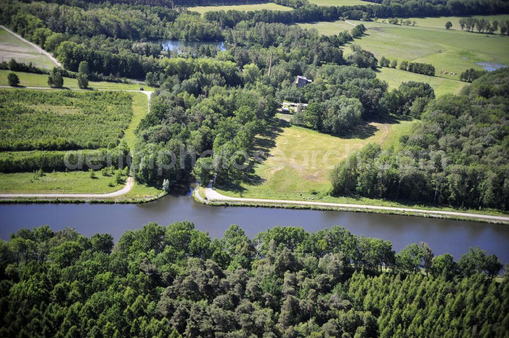 Genthin from the bird's eye view: Blick über den Elbe-Havel-Kanal von Nord nach Süd. Flussverlauf von Kader Schleuse über Genthin bis Seedorf. View over the Elbe-Havel-Canal from north to south.