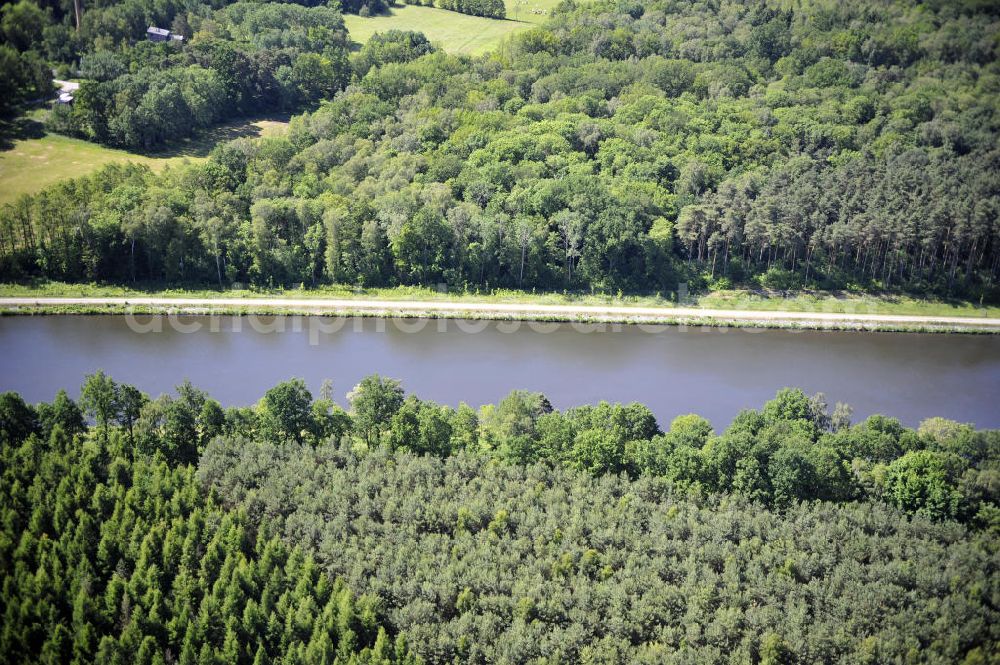 Aerial image Genthin - Blick über den Elbe-Havel-Kanal von Nord nach Süd. Flussverlauf von Kader Schleuse über Genthin bis Seedorf. View over the Elbe-Havel-Canal from north to south.