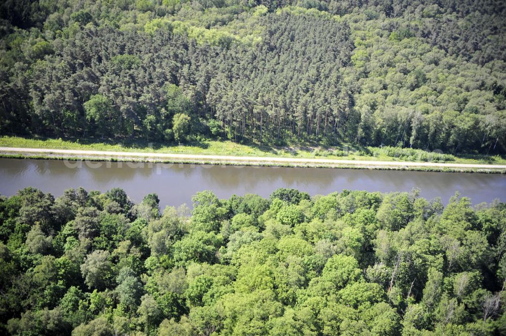 Genthin from the bird's eye view: Blick über den Elbe-Havel-Kanal von Nord nach Süd. Flussverlauf von Kader Schleuse über Genthin bis Seedorf. View over the Elbe-Havel-Canal from north to south.