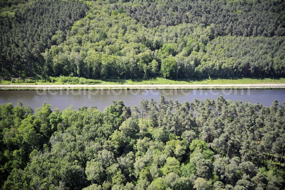 Aerial image Genthin - Blick über den Elbe-Havel-Kanal von Nord nach Süd. Flussverlauf von Kader Schleuse über Genthin bis Seedorf. View over the Elbe-Havel-Canal from north to south.