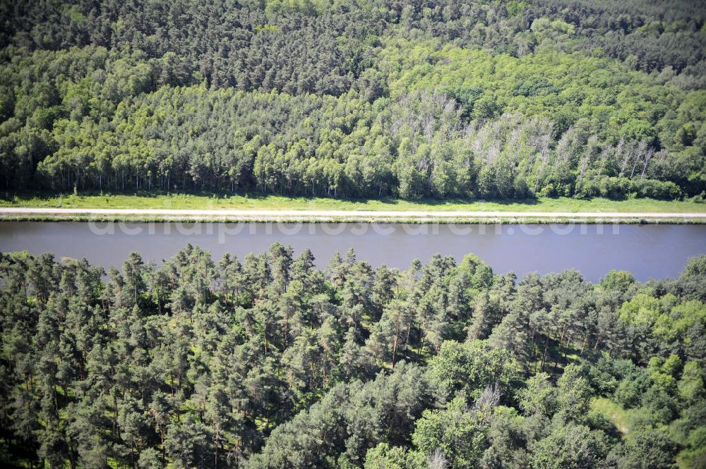 Aerial photograph Genthin - Blick über den Elbe-Havel-Kanal von Nord nach Süd. Flussverlauf von Kader Schleuse über Genthin bis Seedorf. View over the Elbe-Havel-Canal from north to south.