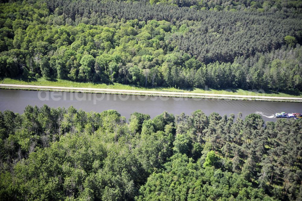 Genthin from the bird's eye view: Blick über den Elbe-Havel-Kanal von Nord nach Süd. Flussverlauf von Kader Schleuse über Genthin bis Seedorf. View over the Elbe-Havel-Canal from north to south.