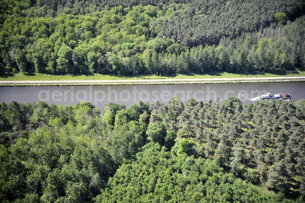 Aerial image Genthin - Blick über den Elbe-Havel-Kanal von Nord nach Süd. Flussverlauf von Kader Schleuse über Genthin bis Seedorf. View over the Elbe-Havel-Canal from north to south.