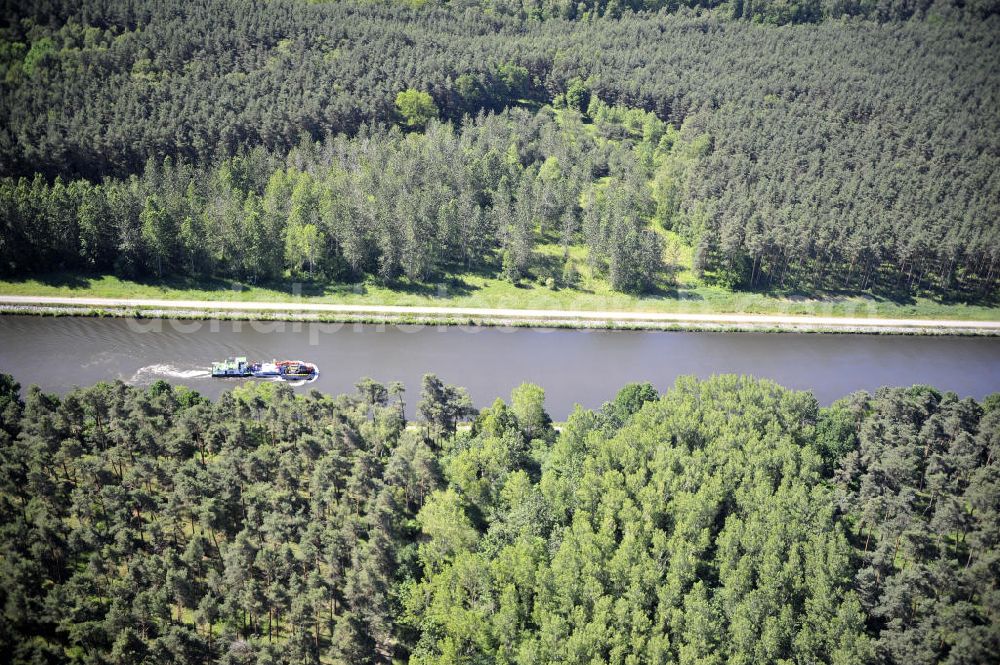 Aerial photograph Genthin - Blick über den Elbe-Havel-Kanal von Nord nach Süd. Flussverlauf von Kader Schleuse über Genthin bis Seedorf. View over the Elbe-Havel-Canal from north to south.