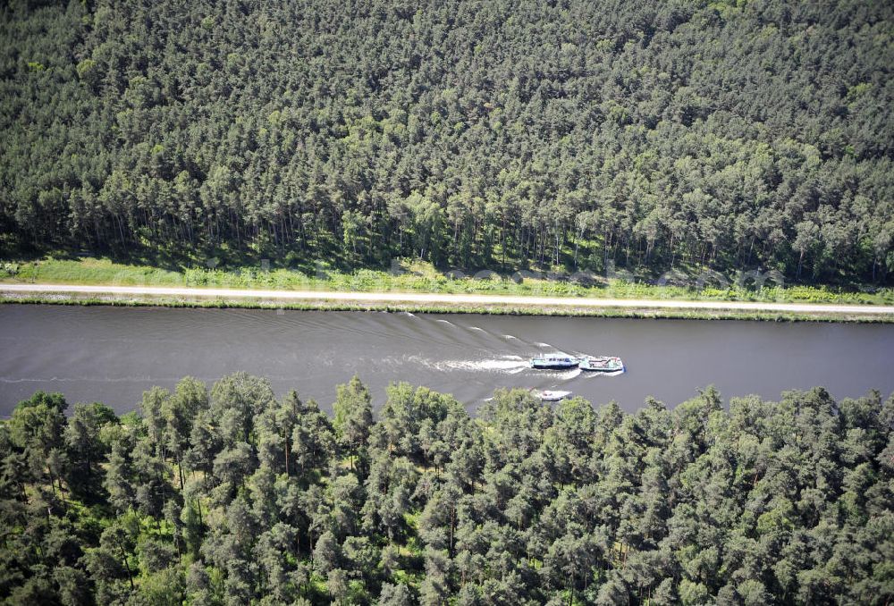 Aerial image Genthin - Blick über den Elbe-Havel-Kanal von Nord nach Süd. Flussverlauf von Kader Schleuse über Genthin bis Seedorf. View over the Elbe-Havel-Canal from north to south.