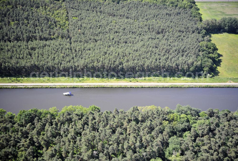 Genthin from above - Blick über den Elbe-Havel-Kanal von Nord nach Süd. Flussverlauf von Kader Schleuse über Genthin bis Seedorf. View over the Elbe-Havel-Canal from north to south.