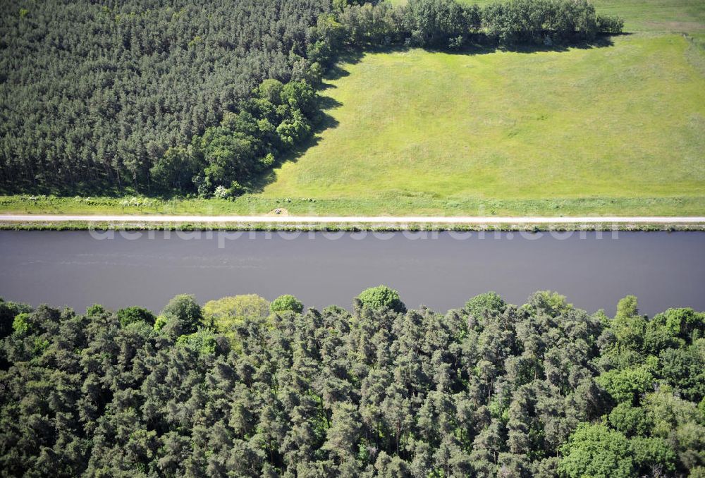 Genthin from the bird's eye view: Blick über den Elbe-Havel-Kanal von Nord nach Süd. Flussverlauf von Kader Schleuse über Genthin bis Seedorf. View over the Elbe-Havel-Canal from north to south.