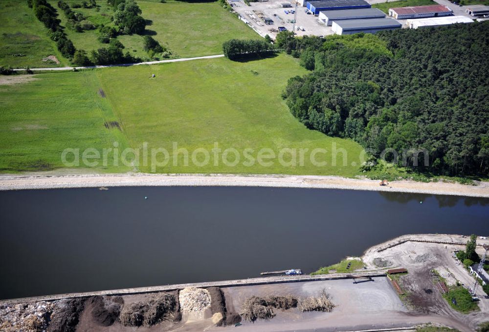 Genthin from above - Blick über den Elbe-Havel-Kanal von Nord nach Süd. Flussverlauf von Kader Schleuse über Genthin bis Seedorf. View over the Elbe-Havel-Canal from north to south.