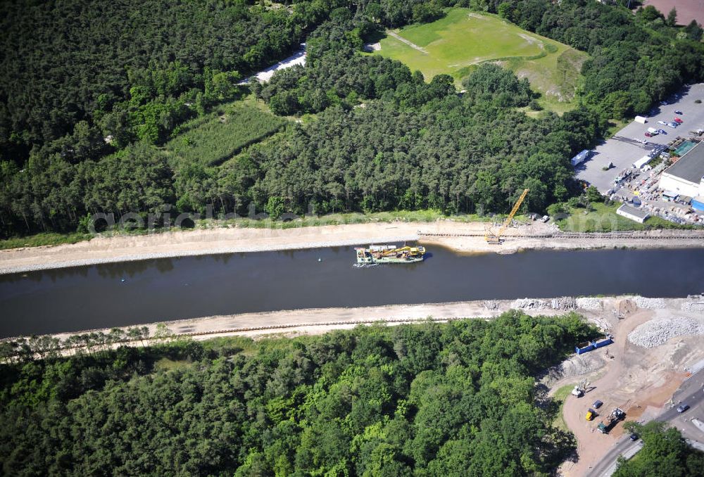 Aerial photograph Genthin - Blick über den Elbe-Havel-Kanal von Nord nach Süd. Flussverlauf von Kader Schleuse über Genthin bis Seedorf. View over the Elbe-Havel-Canal from north to south.