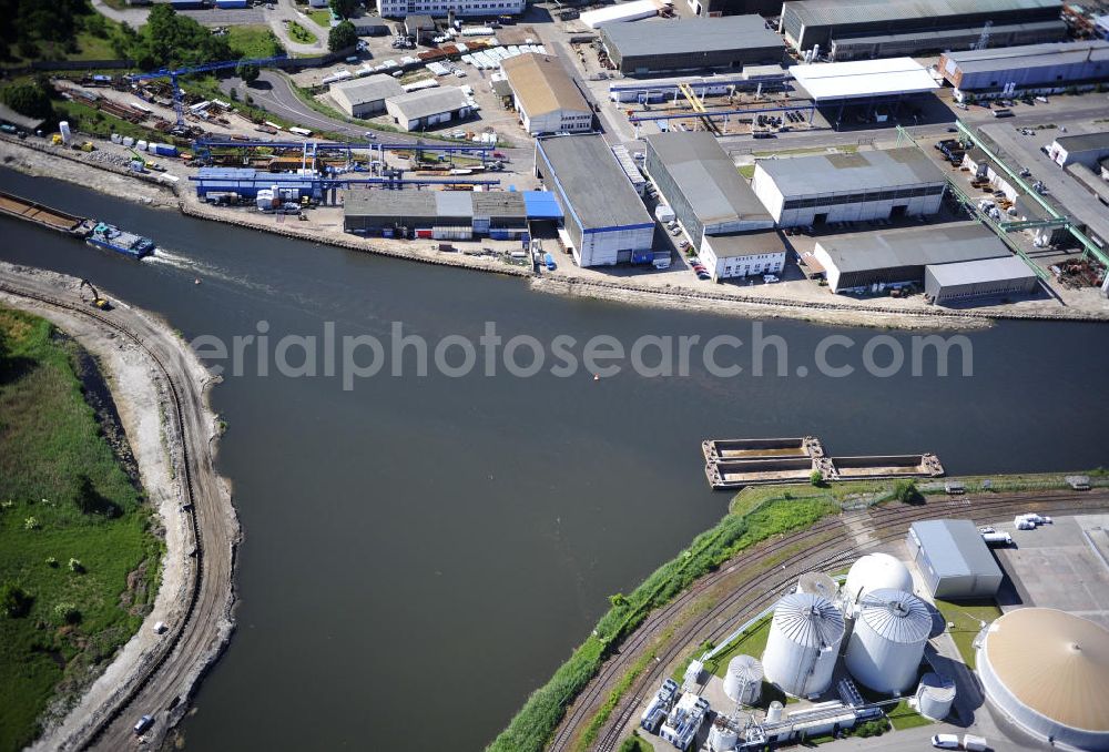 Genthin from the bird's eye view: Blick über den Elbe-Havel-Kanal von Nord nach Süd. Flussverlauf von Kader Schleuse über Genthin bis Seedorf. View over the Elbe-Havel-Canal from north to south.