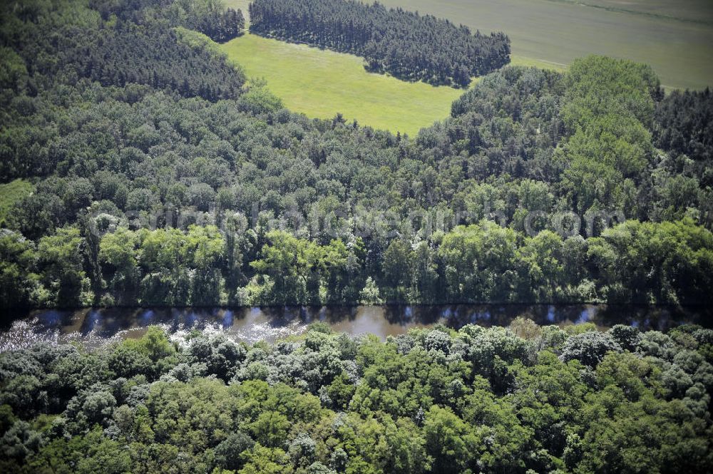 Aerial photograph Zerben - Blick über den Elbe-Havel-Kanal von Nord nach Süd. Flussverlauf von Elbe-Parey über Zerben bis Ihleburg. View over the Elbe-Havel-Canal from north to south.