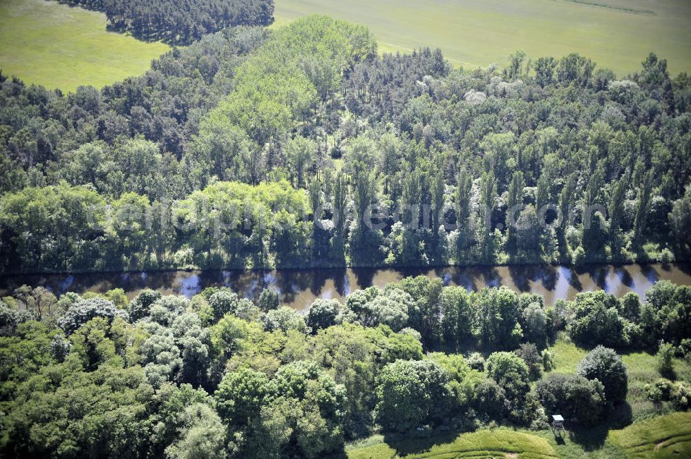 Zerben from above - Blick über den Elbe-Havel-Kanal von Nord nach Süd. Flussverlauf von Elbe-Parey über Zerben bis Ihleburg. View over the Elbe-Havel-Canal from north to south.