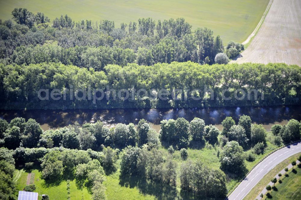 Aerial image Zerben - Blick über den Elbe-Havel-Kanal von Nord nach Süd. Flussverlauf von Elbe-Parey über Zerben bis Ihleburg. View over the Elbe-Havel-Canal from north to south.