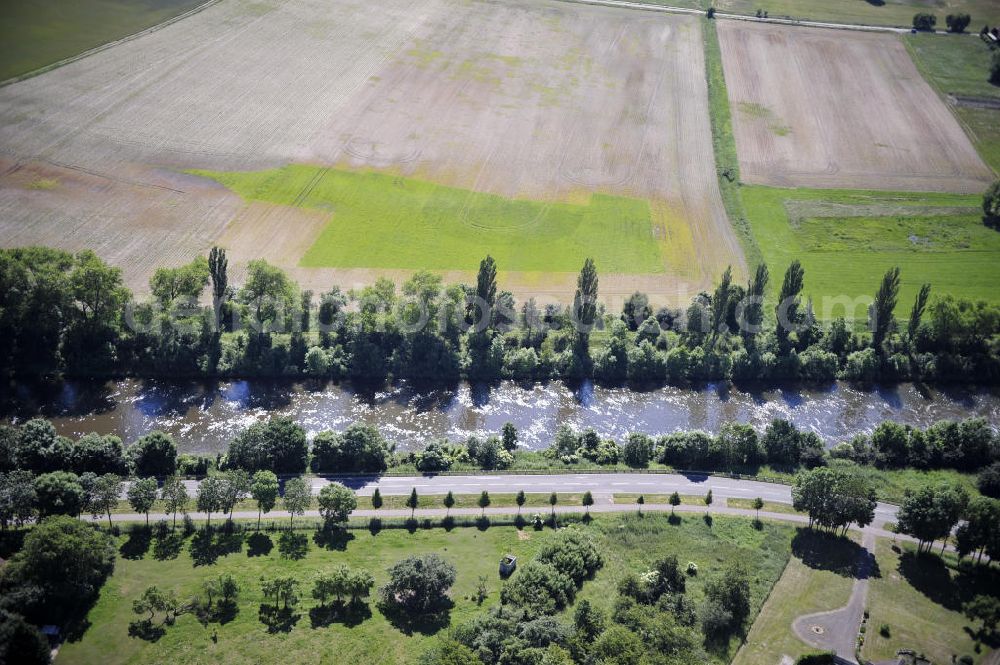 Zerben from above - Blick über den Elbe-Havel-Kanal von Nord nach Süd. Flussverlauf von Elbe-Parey über Zerben bis Ihleburg. View over the Elbe-Havel-Canal from north to south.