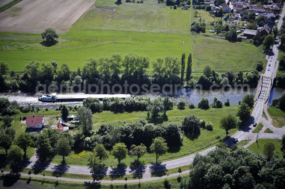 Aerial image Zerben - Blick über den Elbe-Havel-Kanal von Nord nach Süd. Flussverlauf von Elbe-Parey über Zerben bis Ihleburg. View over the Elbe-Havel-Canal from north to south.