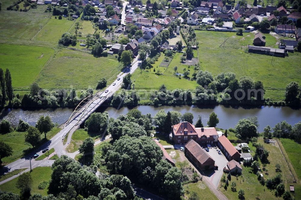 Aerial photograph Zerben - Blick über den Elbe-Havel-Kanal von Nord nach Süd. Flussverlauf von Elbe-Parey über Zerben bis Ihleburg. View over the Elbe-Havel-Canal from north to south.