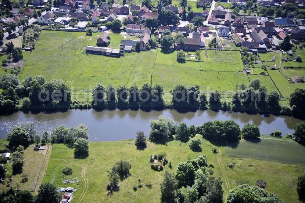 Zerben from above - Blick über den Elbe-Havel-Kanal von Nord nach Süd. Flussverlauf von Elbe-Parey über Zerben bis Ihleburg. View over the Elbe-Havel-Canal from north to south.