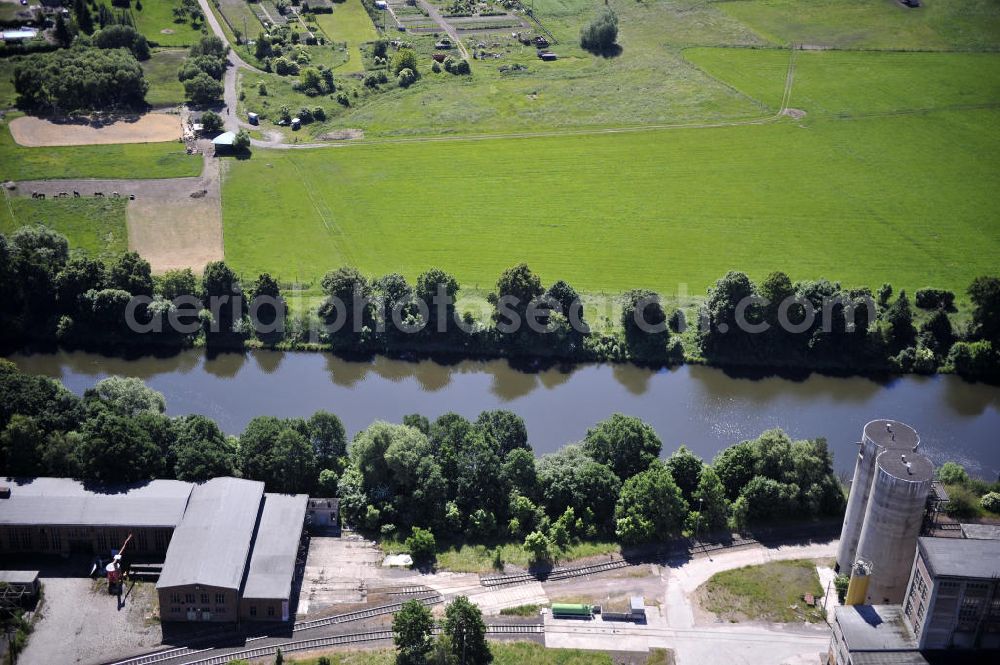 Aerial image Zerben - Blick über den Elbe-Havel-Kanal von Nord nach Süd. Flussverlauf von Elbe-Parey über Zerben bis Ihleburg. View over the Elbe-Havel-Canal from north to south.