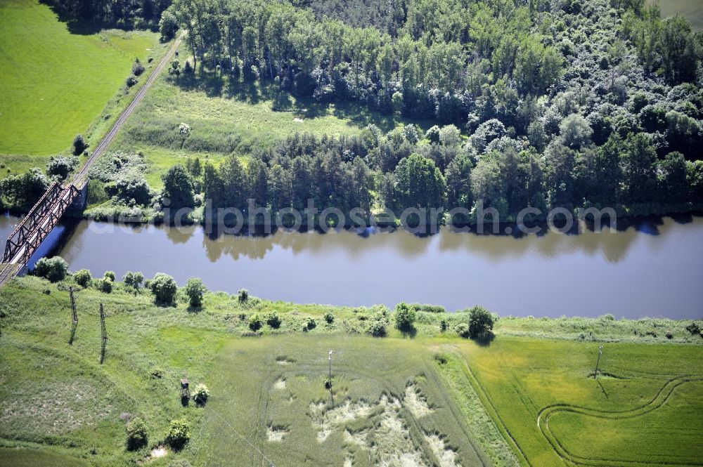 Aerial image Zerben - Blick über den Elbe-Havel-Kanal von Nord nach Süd. Flussverlauf von Elbe-Parey über Zerben bis Ihleburg. View over the Elbe-Havel-Canal from north to south.