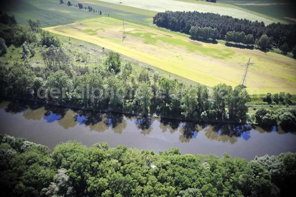 Aerial image Zerben - Blick über den Elbe-Havel-Kanal von Nord nach Süd. Flussverlauf von Elbe-Parey über Zerben bis Ihleburg. View over the Elbe-Havel-Canal from north to south.