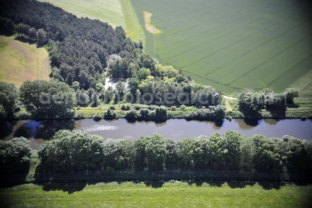 Zerben from the bird's eye view: Blick über den Elbe-Havel-Kanal von Nord nach Süd. Flussverlauf von Elbe-Parey über Zerben bis Ihleburg. View over the Elbe-Havel-Canal from north to south.