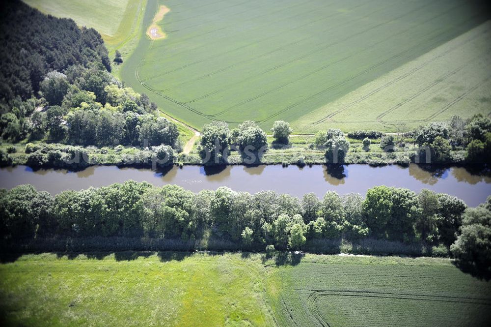 Aerial image Zerben - Blick über den Elbe-Havel-Kanal von Nord nach Süd. Flussverlauf von Elbe-Parey über Zerben bis Ihleburg. View over the Elbe-Havel-Canal from north to south.