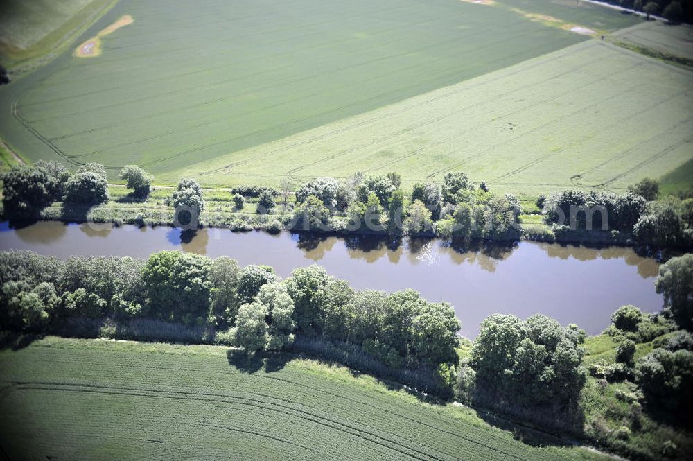 Aerial photograph Zerben - Blick über den Elbe-Havel-Kanal von Nord nach Süd. Flussverlauf von Elbe-Parey über Zerben bis Ihleburg. View over the Elbe-Havel-Canal from north to south.