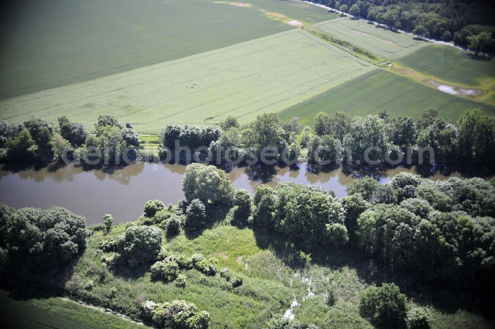 Zerben from above - Blick über den Elbe-Havel-Kanal von Nord nach Süd. Flussverlauf von Elbe-Parey über Zerben bis Ihleburg. View over the Elbe-Havel-Canal from north to south.