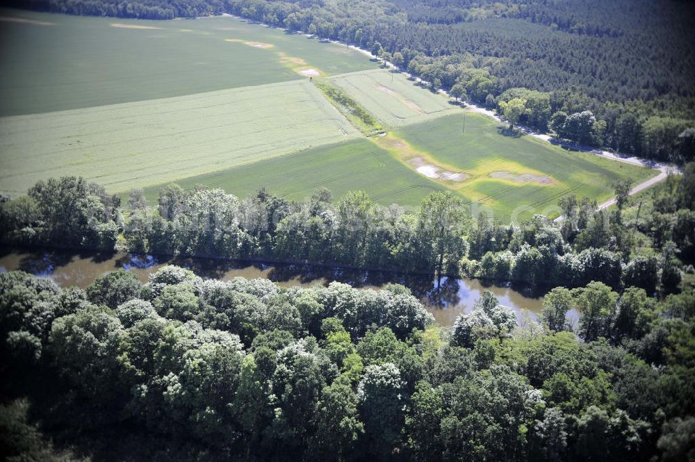 Zerben from the bird's eye view: Blick über den Elbe-Havel-Kanal von Nord nach Süd. Flussverlauf von Elbe-Parey über Zerben bis Ihleburg. View over the Elbe-Havel-Canal from north to south.