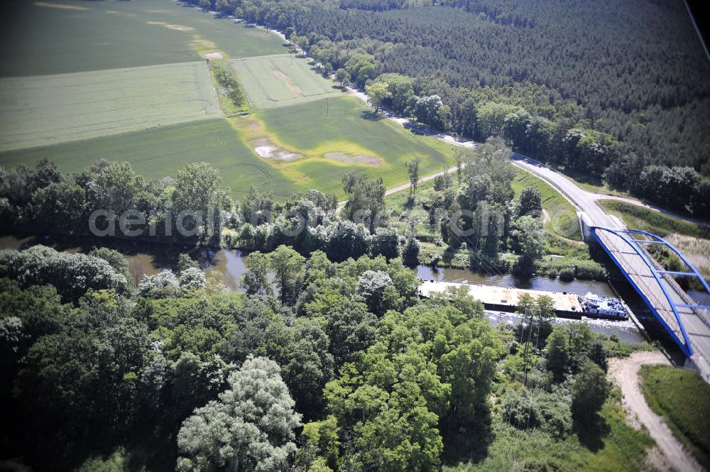 Aerial image Zerben - Blick über den Elbe-Havel-Kanal von Nord nach Süd. Flussverlauf von Elbe-Parey über Zerben bis Ihleburg. View over the Elbe-Havel-Canal from north to south.