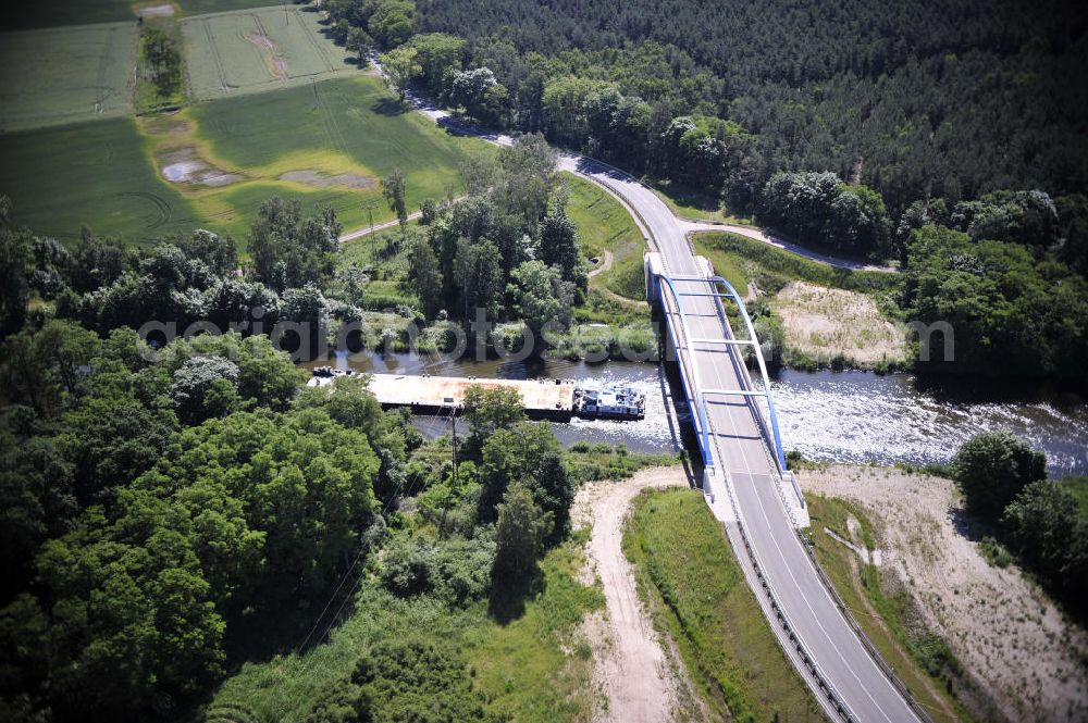 Aerial photograph Zerben - Blick über den Elbe-Havel-Kanal von Nord nach Süd. Flussverlauf von Elbe-Parey über Zerben bis Ihleburg. View over the Elbe-Havel-Canal from north to south.