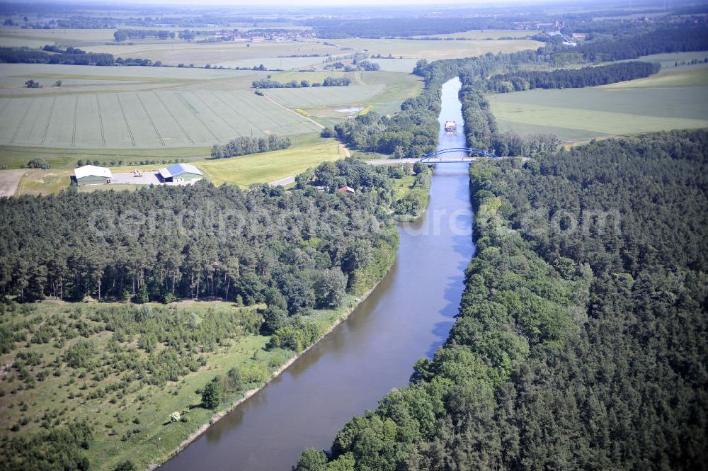 Zerben from the bird's eye view: Blick über den Elbe-Havel-Kanal von Nord nach Süd. Flussverlauf von Elbe-Parey über Zerben bis Ihleburg. View over the Elbe-Havel-Canal from north to south.