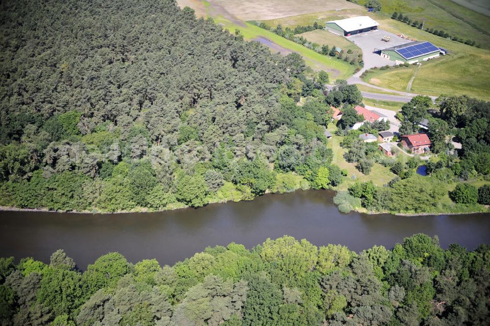 Aerial photograph Zerben - Blick über den Elbe-Havel-Kanal von Süd nach Nord. Flussverlauf von Ihleburg über Zerben bis Elbe-Parey. View over the Elbe-Havel-Canal from south to north.