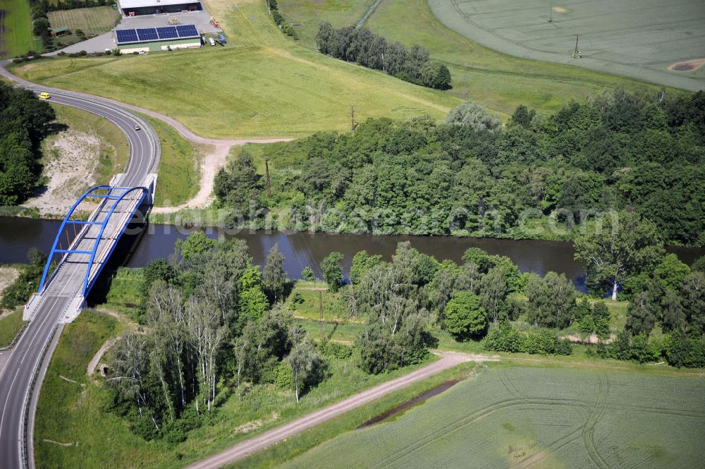 Zerben from the bird's eye view: Blick über den Elbe-Havel-Kanal von Süd nach Nord. Flussverlauf von Ihleburg über Zerben bis Elbe-Parey. View over the Elbe-Havel-Canal from south to north.