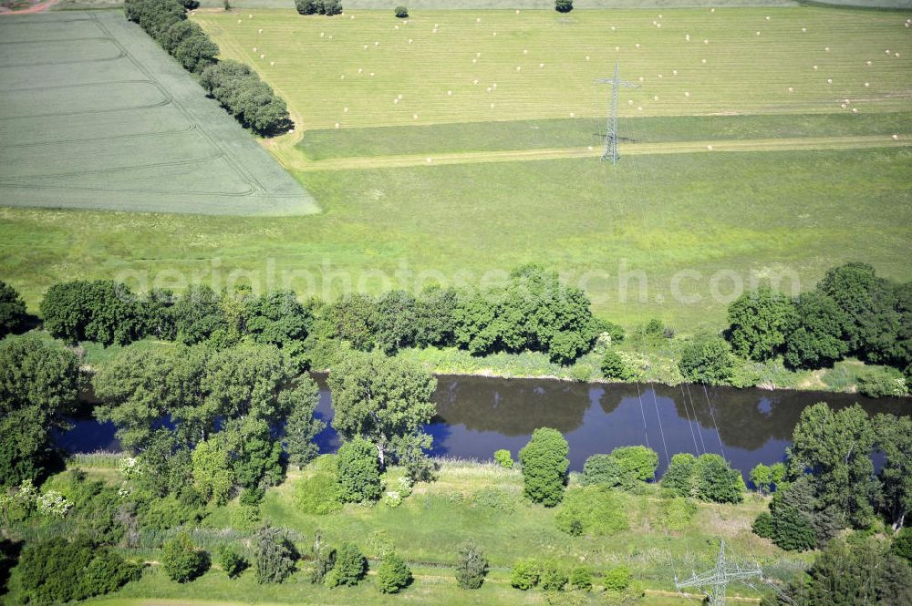 Aerial photograph Zerben - Blick über den Elbe-Havel-Kanal von Süd nach Nord. Flussverlauf von Ihleburg über Zerben bis Elbe-Parey. View over the Elbe-Havel-Canal from south to north.