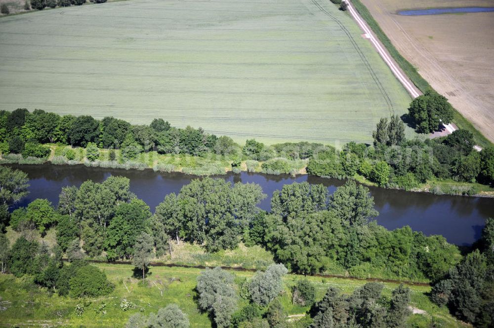 Aerial image Zerben - Blick über den Elbe-Havel-Kanal von Süd nach Nord. Flussverlauf von Ihleburg über Zerben bis Elbe-Parey. View over the Elbe-Havel-Canal from south to north.