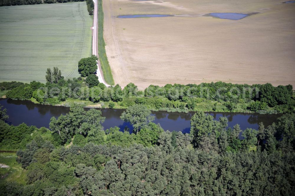 Aerial photograph Zerben - Blick über den Elbe-Havel-Kanal von Süd nach Nord. Flussverlauf von Ihleburg über Zerben bis Elbe-Parey. View over the Elbe-Havel-Canal from south to north.