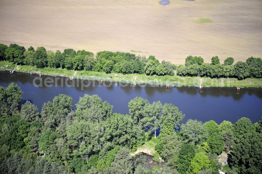 Aerial image Zerben - Blick über den Elbe-Havel-Kanal von Süd nach Nord. Flussverlauf von Ihleburg über Zerben bis Elbe-Parey. View over the Elbe-Havel-Canal from south to north.