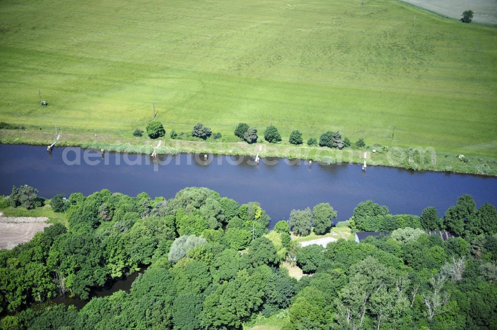 Aerial photograph Zerben - Blick über den Elbe-Havel-Kanal von Süd nach Nord. Flussverlauf von Ihleburg über Zerben bis Elbe-Parey. View over the Elbe-Havel-Canal from south to north.