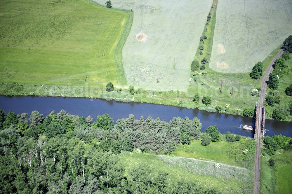 Zerben from the bird's eye view: Blick über den Elbe-Havel-Kanal von Süd nach Nord. Flussverlauf von Ihleburg über Zerben bis Elbe-Parey. View over the Elbe-Havel-Canal from south to north.