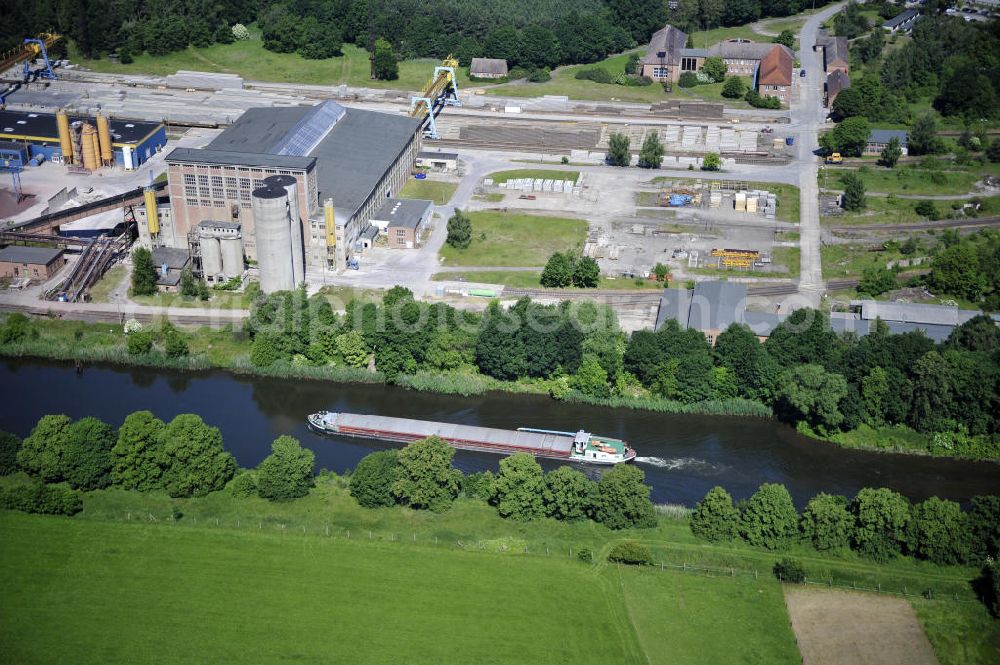 Aerial photograph Zerben - Blick über den Elbe-Havel-Kanal von Süd nach Nord. Flussverlauf von Ihleburg über Zerben bis Elbe-Parey. View over the Elbe-Havel-Canal from south to north.