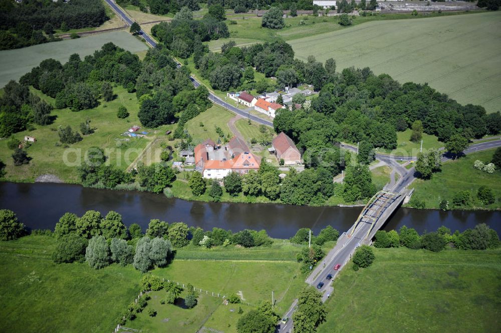 Aerial photograph Zerben - Blick über den Elbe-Havel-Kanal von Süd nach Nord. Flussverlauf von Ihleburg über Zerben bis Elbe-Parey. View over the Elbe-Havel-Canal from south to north.