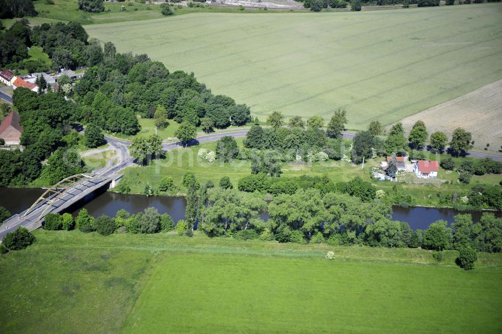 Zerben from above - Blick über den Elbe-Havel-Kanal von Süd nach Nord. Flussverlauf von Ihleburg über Zerben bis Elbe-Parey. View over the Elbe-Havel-Canal from south to north.