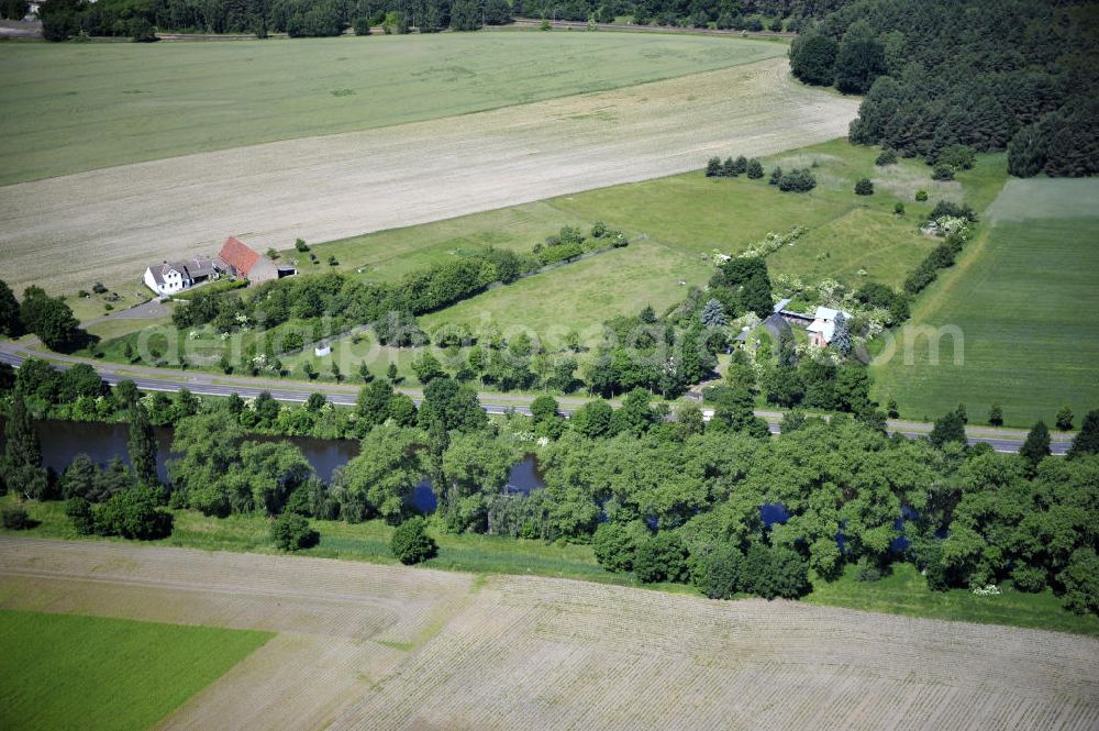 Aerial image Zerben - Blick über den Elbe-Havel-Kanal von Süd nach Nord. Flussverlauf von Ihleburg über Zerben bis Elbe-Parey. View over the Elbe-Havel-Canal from south to north.